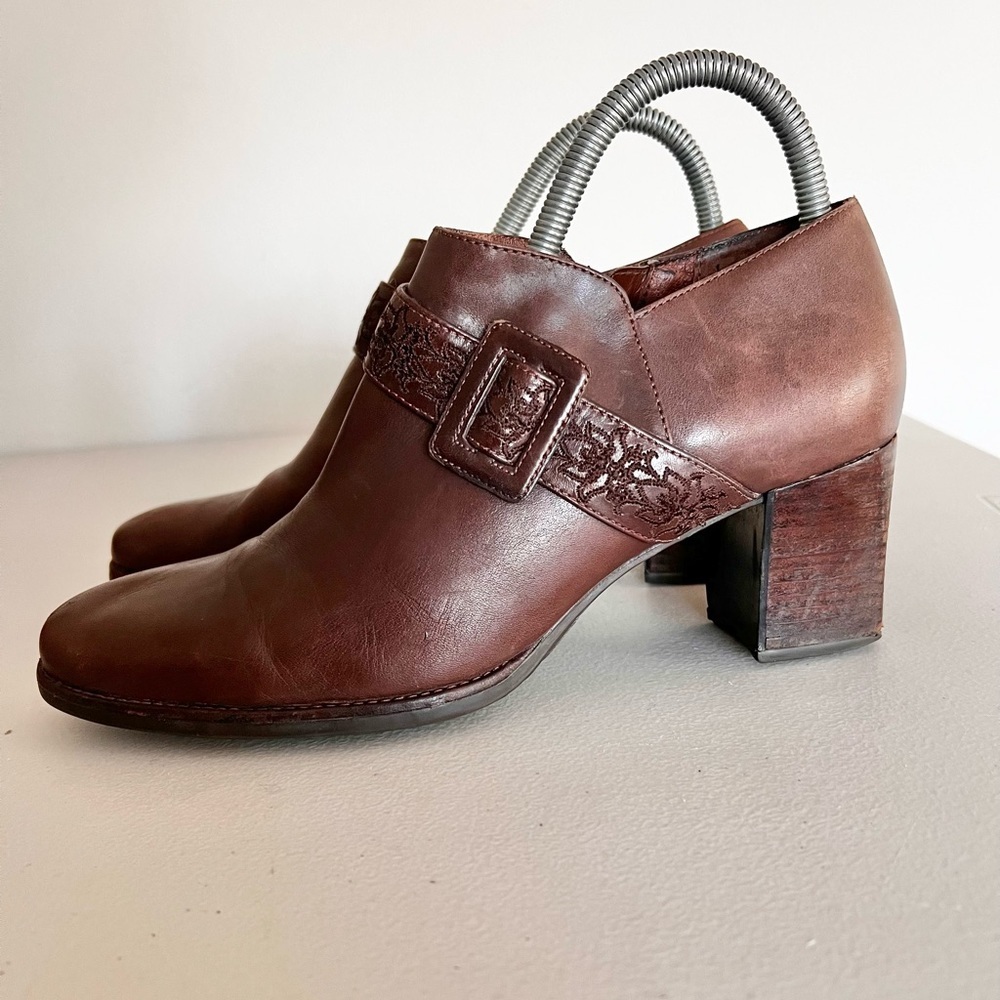 Clarks Artisan Women’s S 7.5 Ankle Boots Size Zip Brown Leather Heel Strap Shoes - Picture 3 of 9